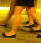 Amigas con zapatos negros