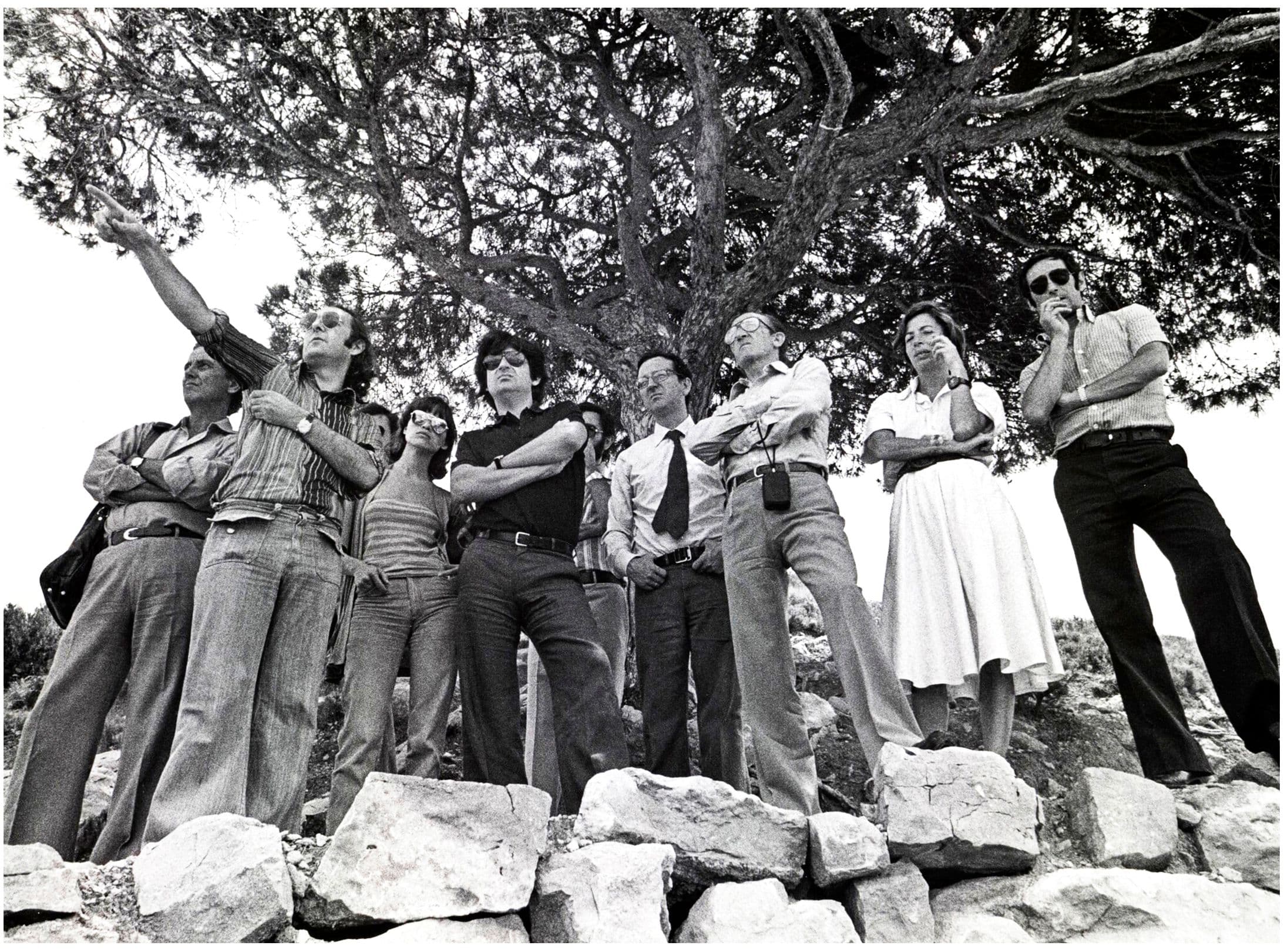 Grup d’arquitectes i urbanistes contemplant Benidorm des de la Serra Gelada. Oscar Tusquets al centre, 1970