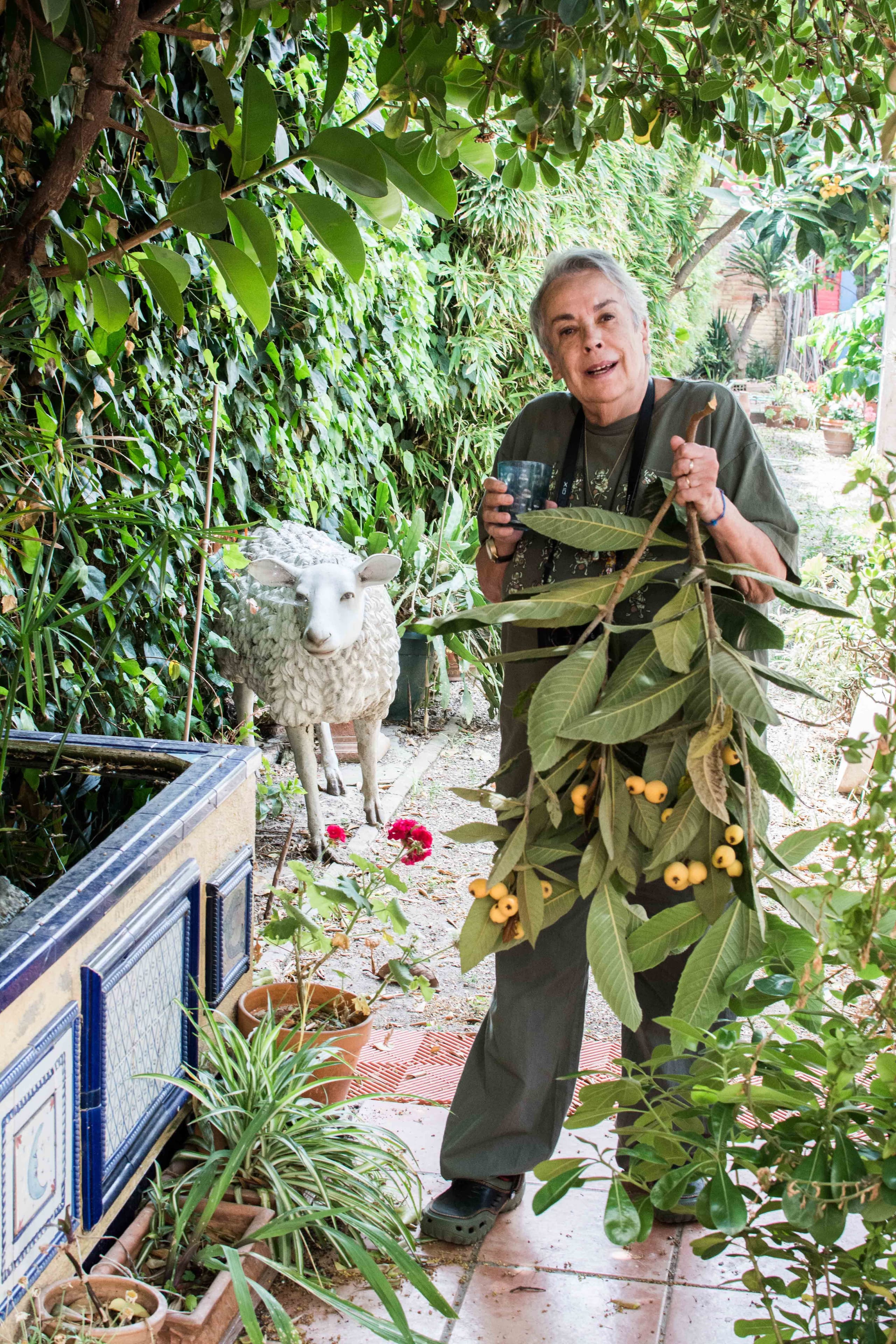 Colita on the day I interviewed her, with the loquats she gave me. ©EvaBlanch
